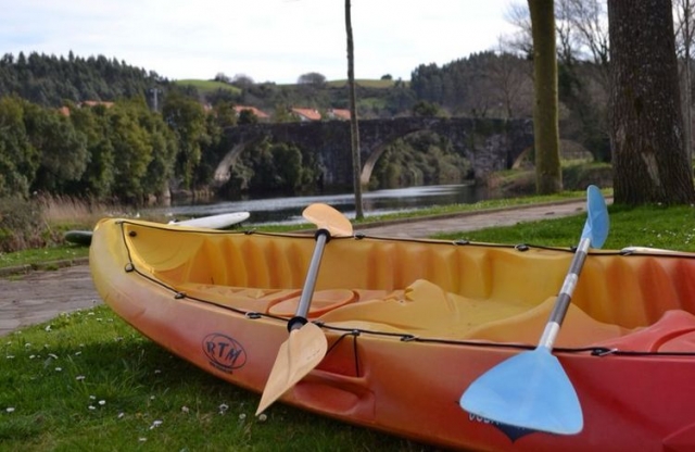 embarcacion de piragua con dos remos